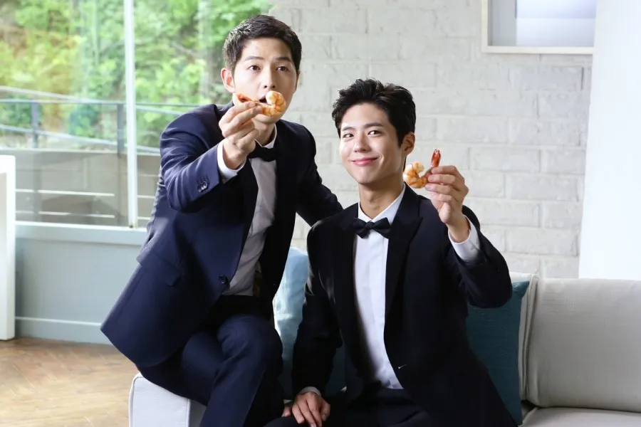 Song Joong Ki dan Park Bo Gum saat syuting iklan Domino's Pizza. ©soompi.com