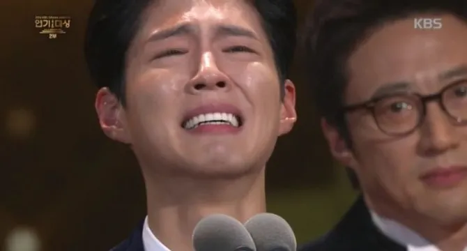 Park Bo Gum menangis saat menerima penghargaan dalam KBS Drama Awards 2016. ©kpopherald.com