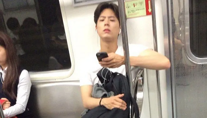 Park Bo Gum saat tertangkap kamera sedang naik subway. ©allkpop.com