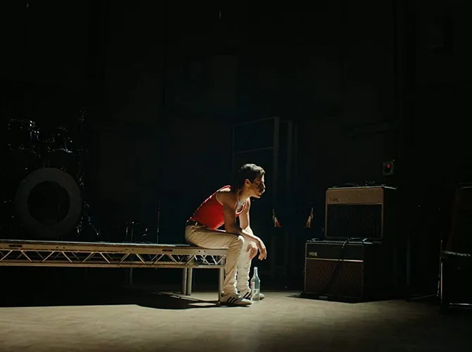 Freddie Mercury dengan gaya flamboyannya, kisah hidupnya bisa kamu saksikan di film ini. (Courtesy of 20th Century Fox)