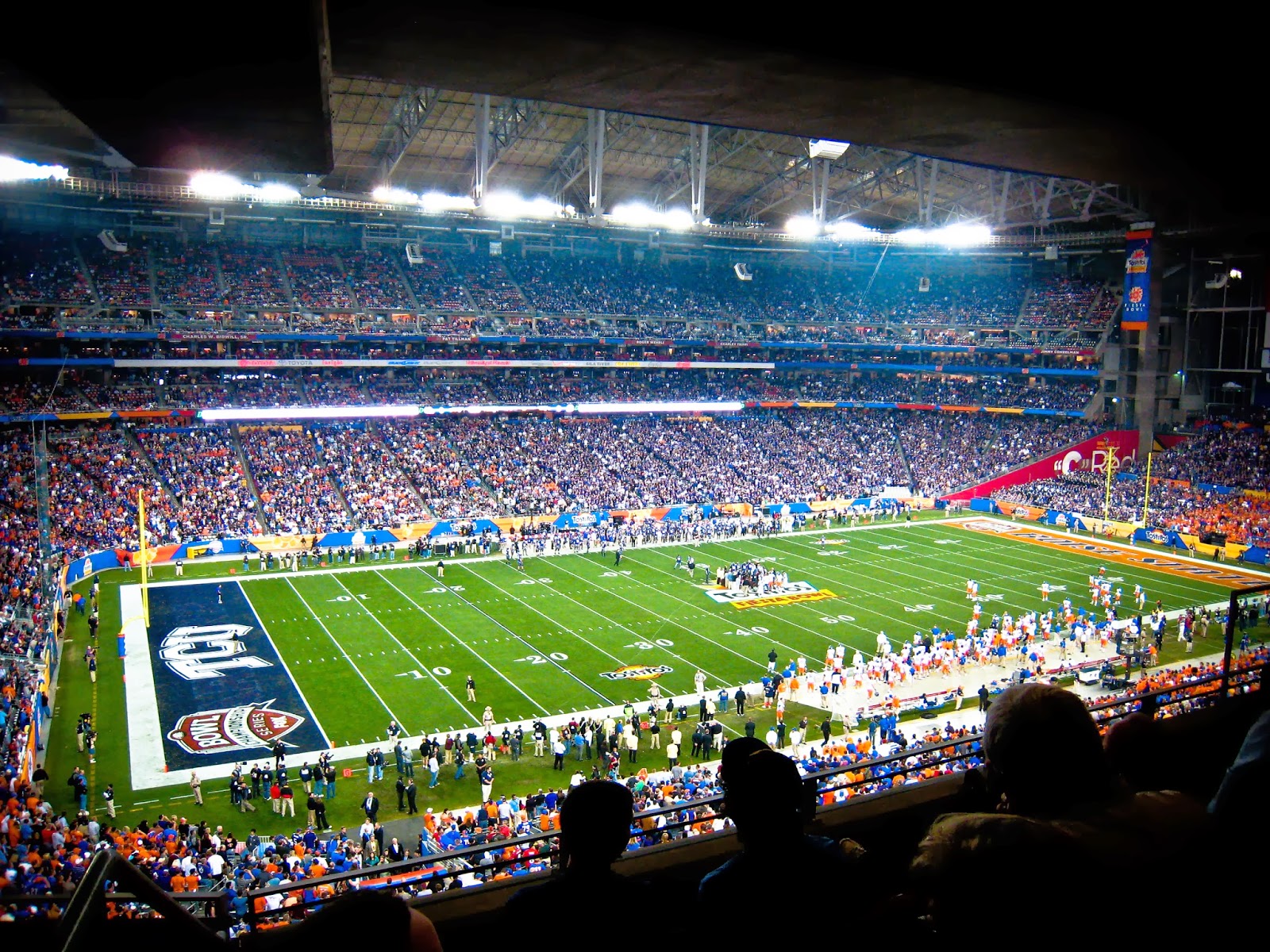 Suasana pertandingan Super Bowl yang lebih dari sekedar turnamen olahraga ©HDPaperWall