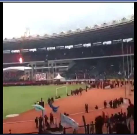 Pada screenshot ini, tampak asap dari bola api itu meluncur dari atas atap Stadion GBK ©YouTube