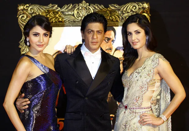Shahrukh Khan bersama Deepika Padukone dan Anushka Sharma saat premiere JAB TAK HAI JAAN.