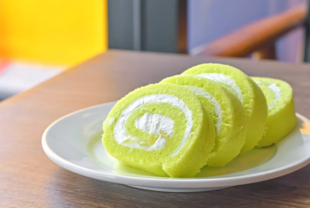 kue bolu pandan (credit: shutterstock)