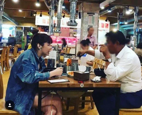 Park Bom saat makan malam bersama pria separuh baya. ©allkpop.com