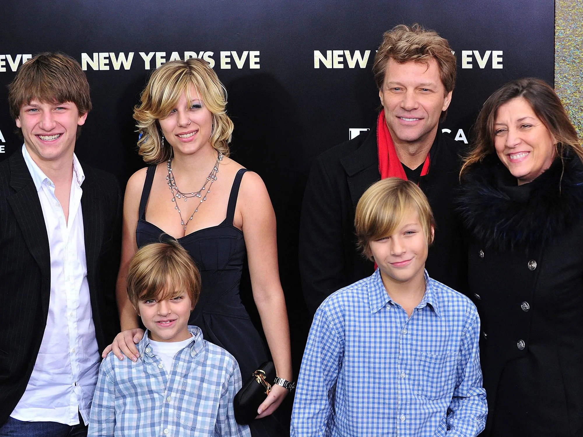 Jon Bon Jovi dan Dorothea Hurley bersama ke-4 anaknya © people.com