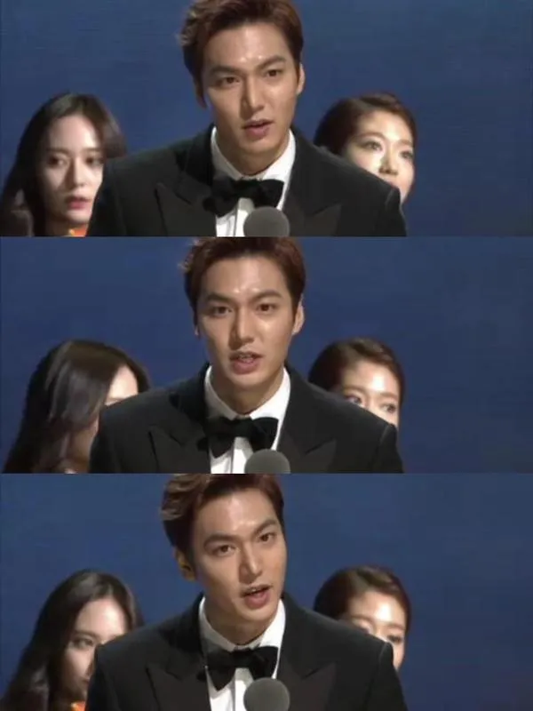 Lee Min Ho sedang mengucapkan terima kasih atas penghargaan yang diterimanya dengan Krystal dan Park Shin Hye © twitter/thedramakorea