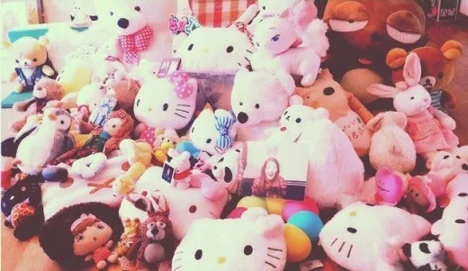 Suzy Miss A yang menyumbangkan boneka untuk para anak yatim. ©Instagram/skuukzky