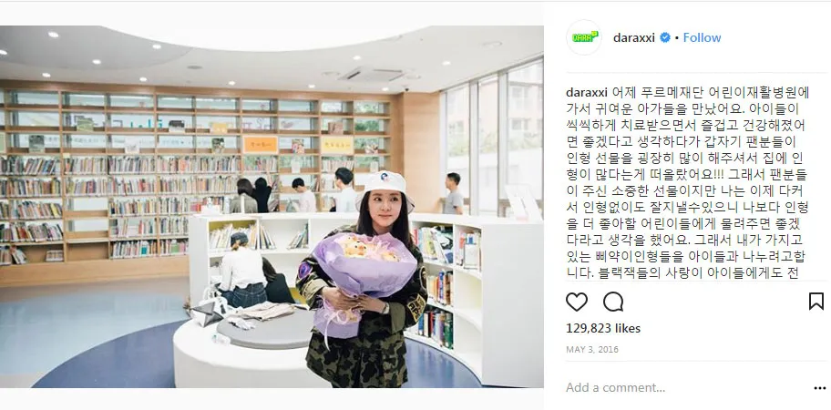 Sandara Park mendonasikan boneka yang didapat untuk fans. © Instagram/daraxxi