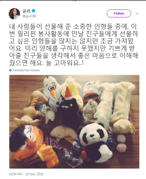 Gyuri meminta izin fans untuk memberikan boneka pada anak-anak yang lebih membutuhkan. © Twitter/gyuri88