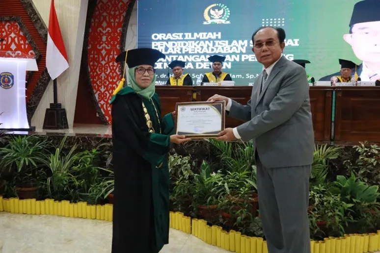 Wali Kota Bontang, Neni Moerniaeni, saat menghadiri Wisuda Mahasiswa Sekolah Tinggi Ilmu Tarbiyah (STIT) Syamsul Ma’arif Bontang Angkatan XVI Tahun 2025 di Auditorium Taman 3 Dimensi, Ahad (2/11/2025) pagi.