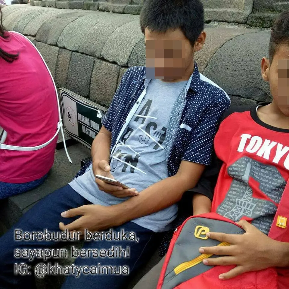 Jumlah pengunjung yang membludak dan tindakan yang kurang menghargai warisan Nusantara mendapat kritikan keras dari seorang pengguna Facebook © Facebook.com/Katherine Cai