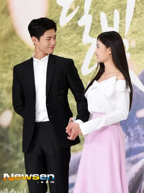 Park Bo Gum dan Kim Yoo Jung saat menghadiri press conference Moonlight Drawn by Clouds. ©neswen.com