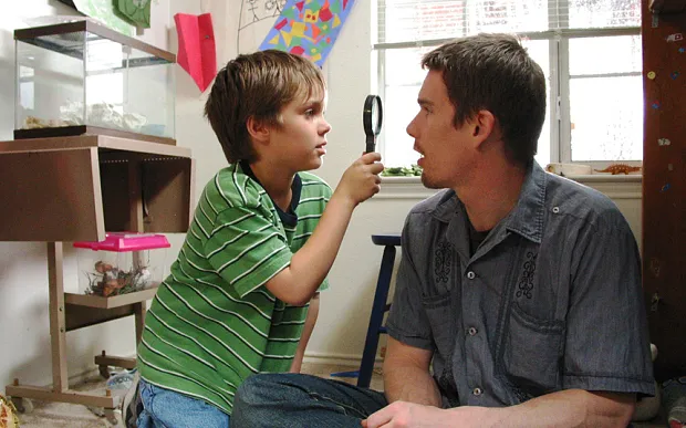 Ellar Coltrane dan Ethan Hawke di BOYHOOD © IFC Films