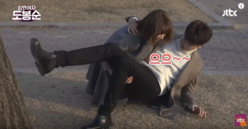 Pastinya mustahil Bo Young bisa menggendong Hyungsik © JTBC