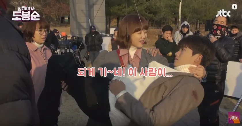 Sebelum digendong ada kawat di tubuh Hyungsik © JTBC
