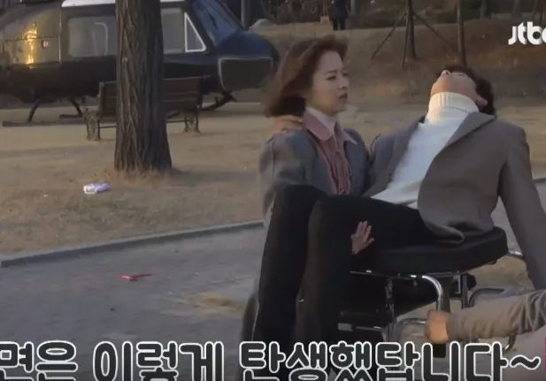 Ada semacam kereta kecil di bawah tubuh Hyungsik © JTBC
