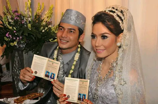 Boy Hamzah dan Rina telah resmi menjadi sepasang suami istri Foto: @TataLiem_TV