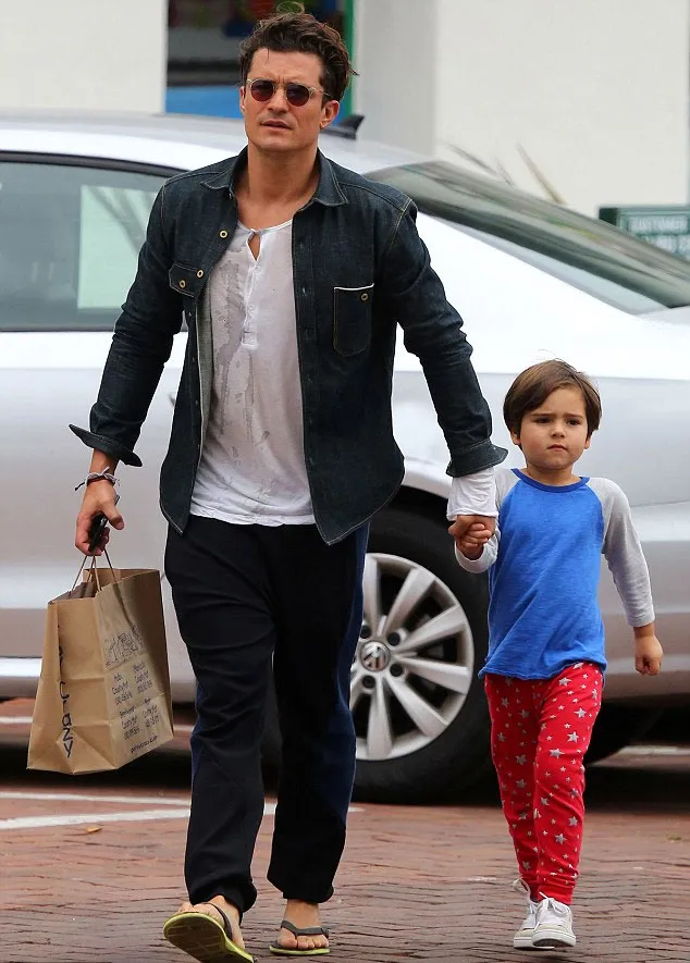orlando Bloom dan Flyn Bloom keluar bareng © Daily Mail