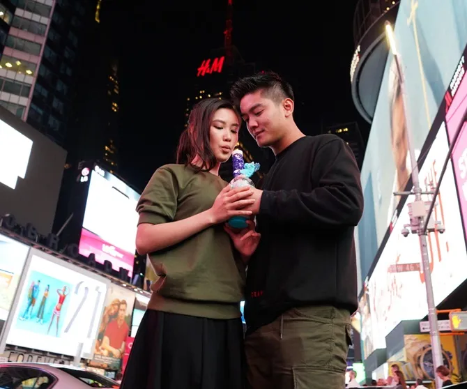Boy William & pacar di Time Square (credit : instagram.com/boywilliam17)