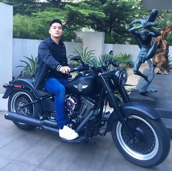 Selalu hadir dengan busana kekinian, nampaknya Boy juga hobi mengendarai motor gede. /©instagram.com/boywilliam17