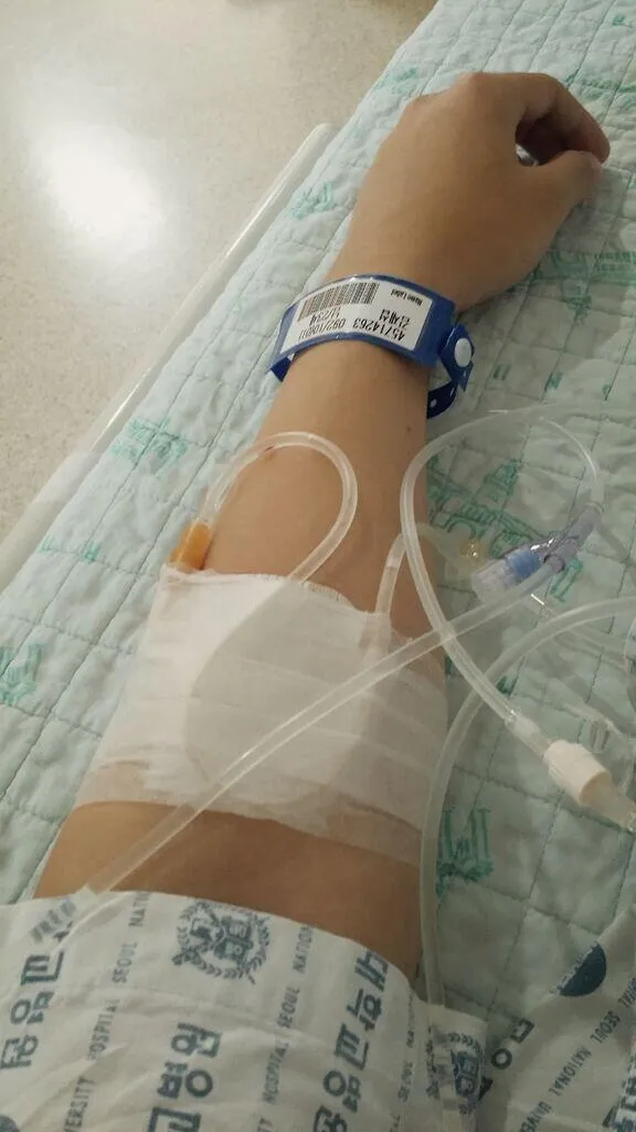 AJ memposting tangannya yang masih dipasang infus foto via Twitter AJ