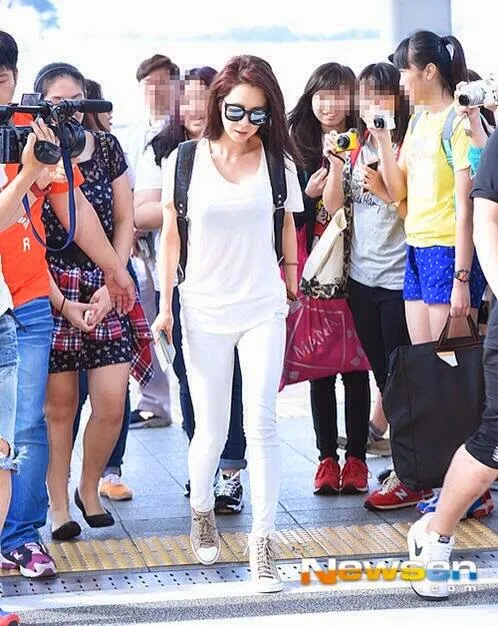 Cantiknya Song Ji Hyo di tengah kerumunan fans di bandara Incheon