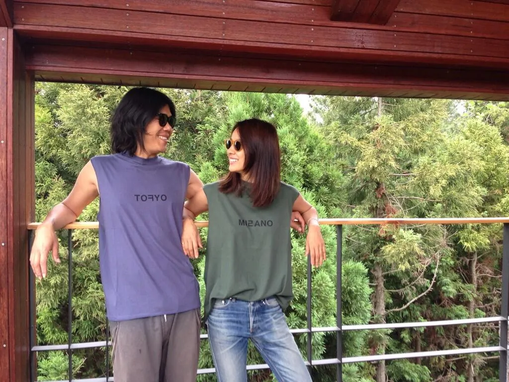 Lee Hyori dan Lee Sang Soon memamerkan kado yang dikirimkan oleh Yoo Ah In @soompi.com