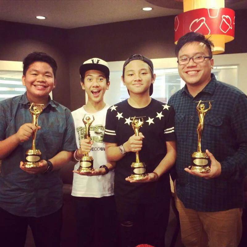 CJR dan Patrick Effendy berpose ganteng dengan 4 piala AMI Awards @twitter