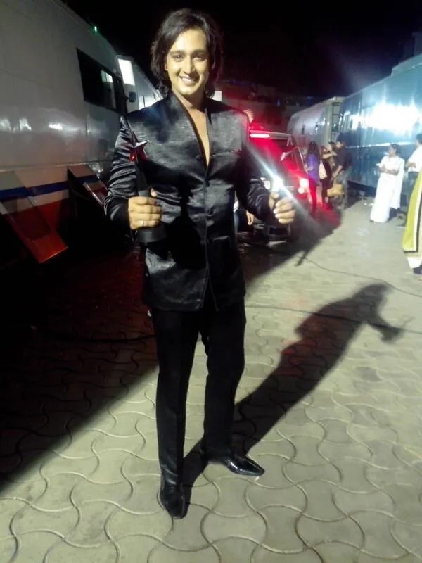 Saurabh Raj Jain dengan piala kemenangannya di Star Parivaar Awards 2014. @twitter.com/saurabhraajjain