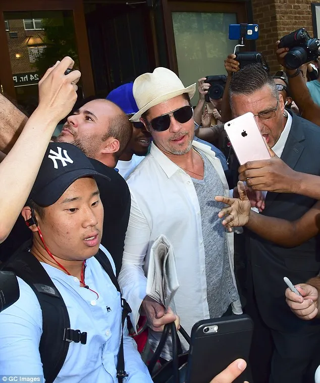 Di manapun, Brad selalu jadi sasaran berfoto bersama para fans.
