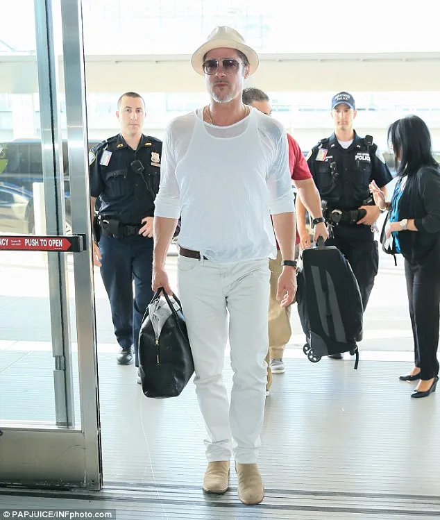 Usia 52, Brad Pitt tetap tampil keren layaknya usia 30-an.