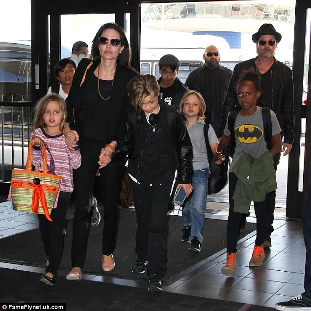 Brangelina Bareng Anak-Anaknya © Daily mail