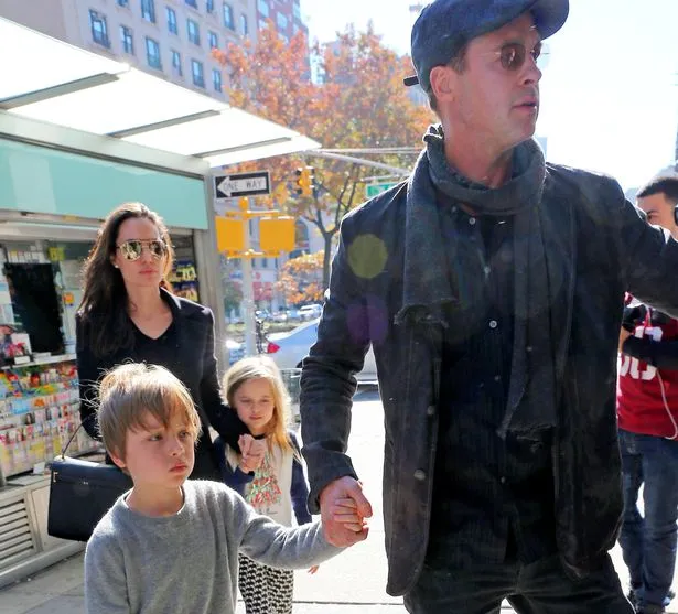 Brad Pitt dan Angelina Jolie ajak anak kembarnya belanja © Splashnews.com