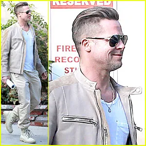 Prad Pitt saat keluar dari pasedana Studio @justjared.com