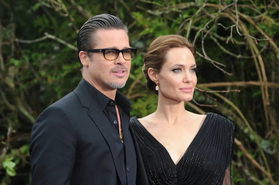 Brad Pitt dikabarkan memusuhi Angelina Jolie © Splashnews.com