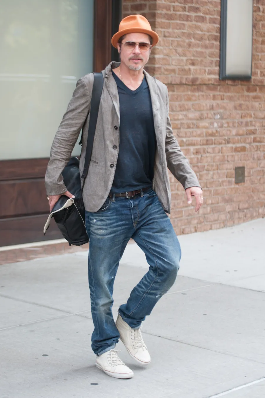 Brad Pitt dikabarkan memberi sebuah kado untuk Jennifer Aniston & Justin Theroux © Splashnews.com