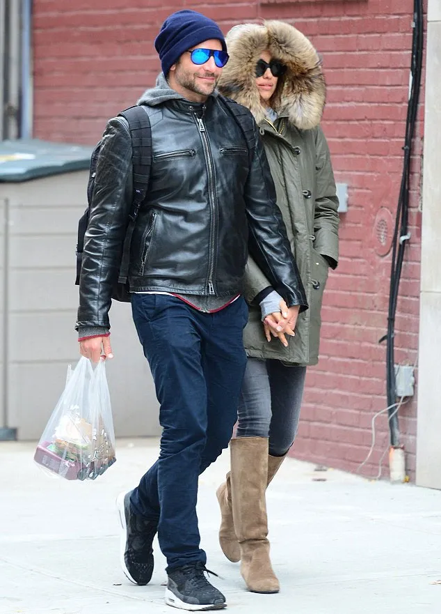 Bradley dan Irina jalan-jalan mesra © Dailymail/Vantagenews