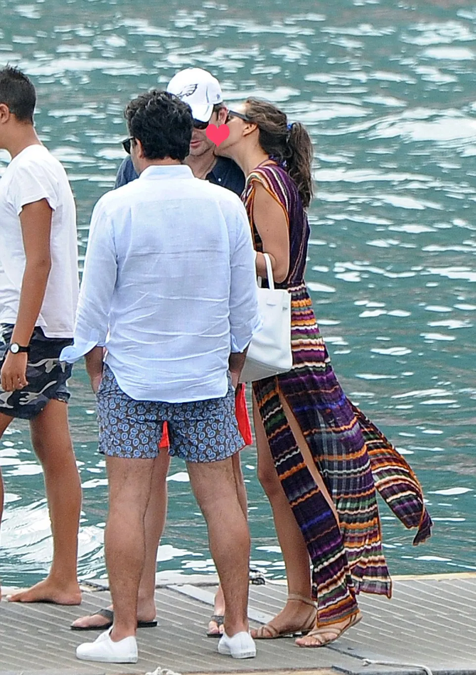 Irina SHayk ketahuan cium leher Bradley Cooper © Daily Malil