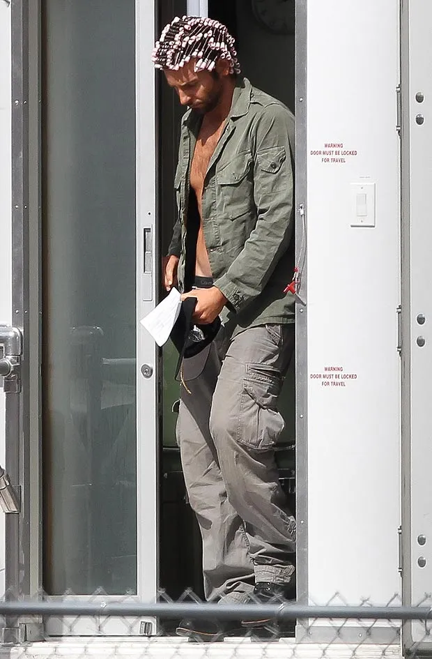 Bradley Cooper dengan rol rambut @ thesun.co.uk