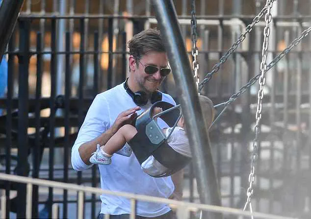 Meski hanya berdua, Bradley bisa mengasuh putrinya dengan baik © The Image Direct via dailymail.co.uk