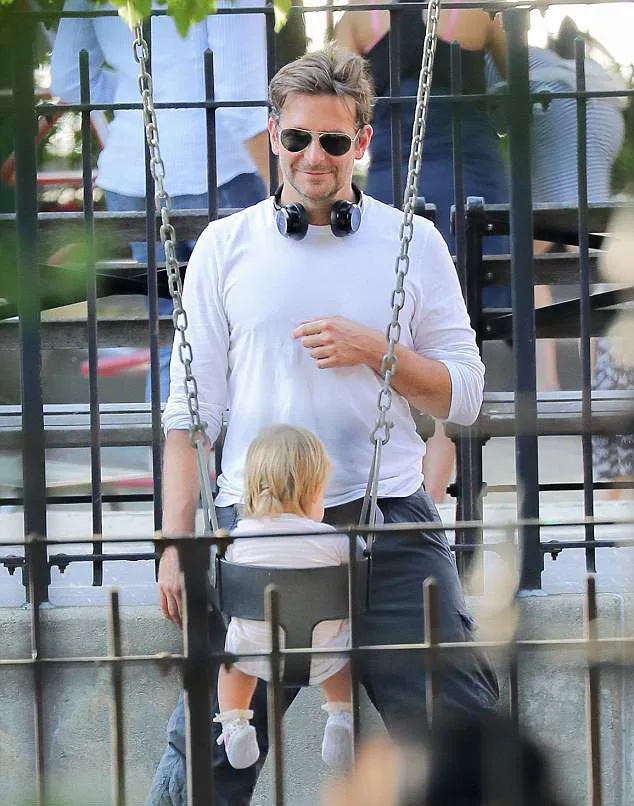 Bradley main ke taman sama putrinya © Splashnews/dailymail.co.uk