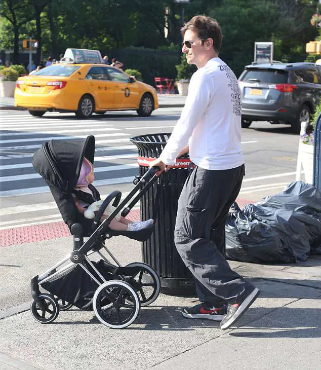 Saat perjalanan pulang, Bradley tetap jadi pusat perhatian © Splashnews/dailymail.co.uk