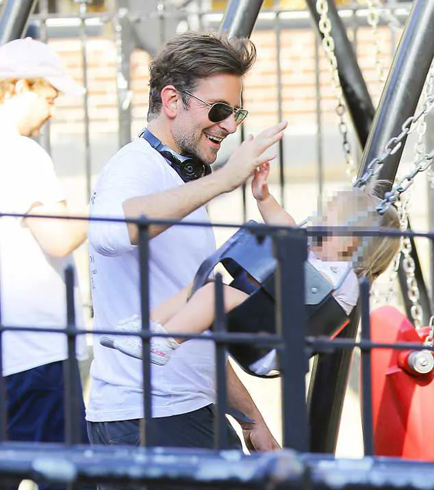 Asyik main dengan baby Lea, Bradley dandan santai dan casual © Splashnews/dailymail.co.uk