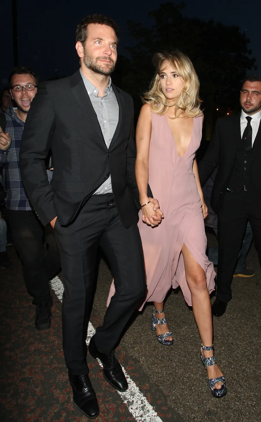 Bradley Cooper dan Suki Waterhouse didapati menari bareng di Glastonbury © Splashnews