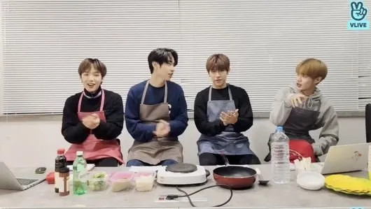 Bran New Boys saat melakukan siaran V Live © Naver