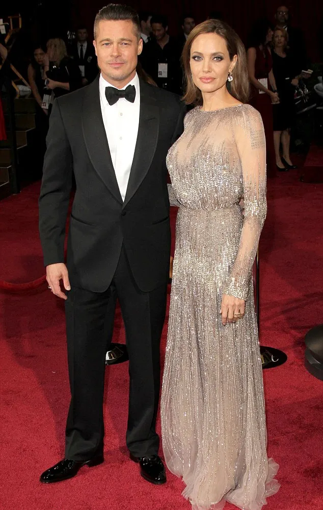 Angelina dan Brad @ dailymail.co.uk