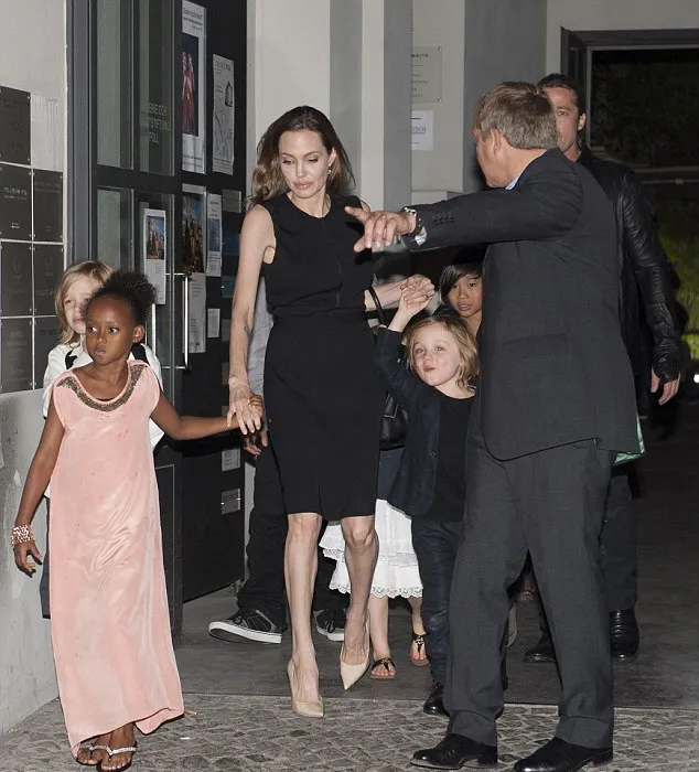 Keluarga Jolie-Pitt @ dailymail.co.uk