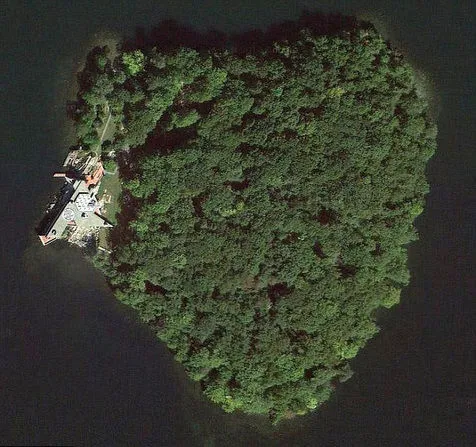 Pulau Petra yang berbentuk hati @ dailymail.co.uk