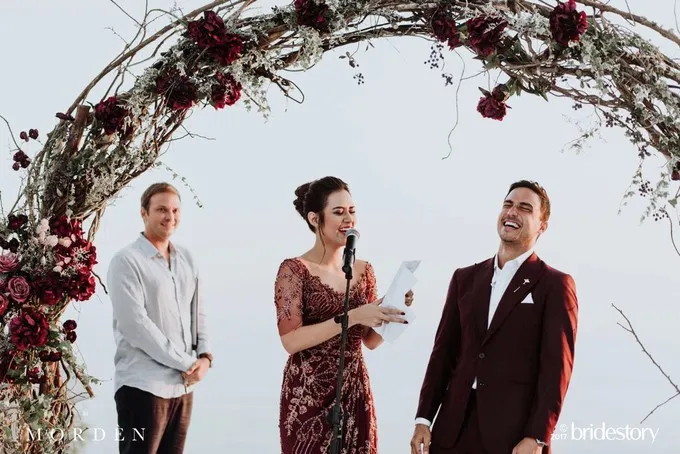Raisa dan Hamish Daud saat bertukar ungkapan cinta mereka. © bridestory.com